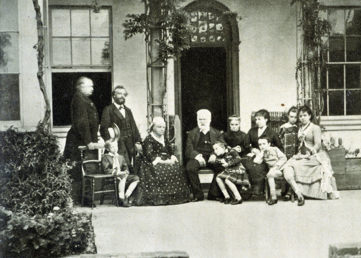 Portret van Victor Hugo in ballingschap in Guernsey in 1866 met Juliette Drouet aan zijn rechterzijde door Unknown photographer