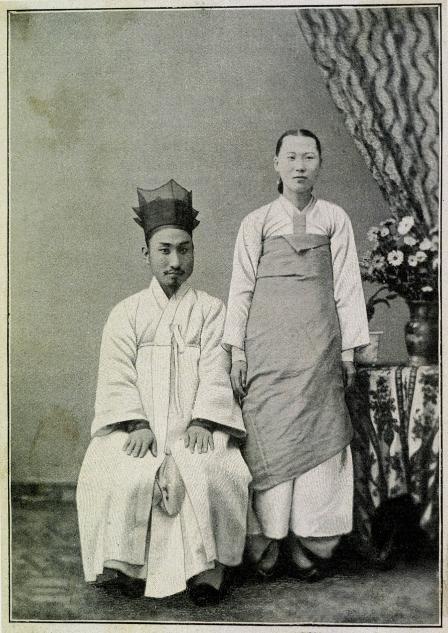 Portret van een Koreaanse ambtenaar en zijn vrouw aan het eind van de 19e eeuw door Unknown photographer
