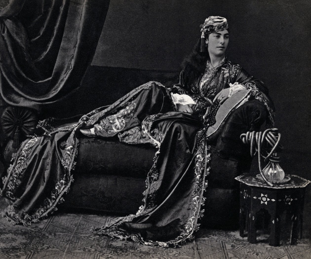 Portret van een Turkse dame. Fotografie, eind 19e eeuw, Parijs. Coll. Selva. door Unknown photographer