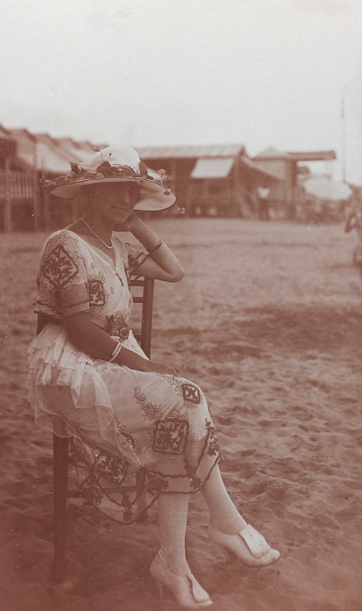 Portret van een vrouw op het strand in Viareggio door Unknown photographer