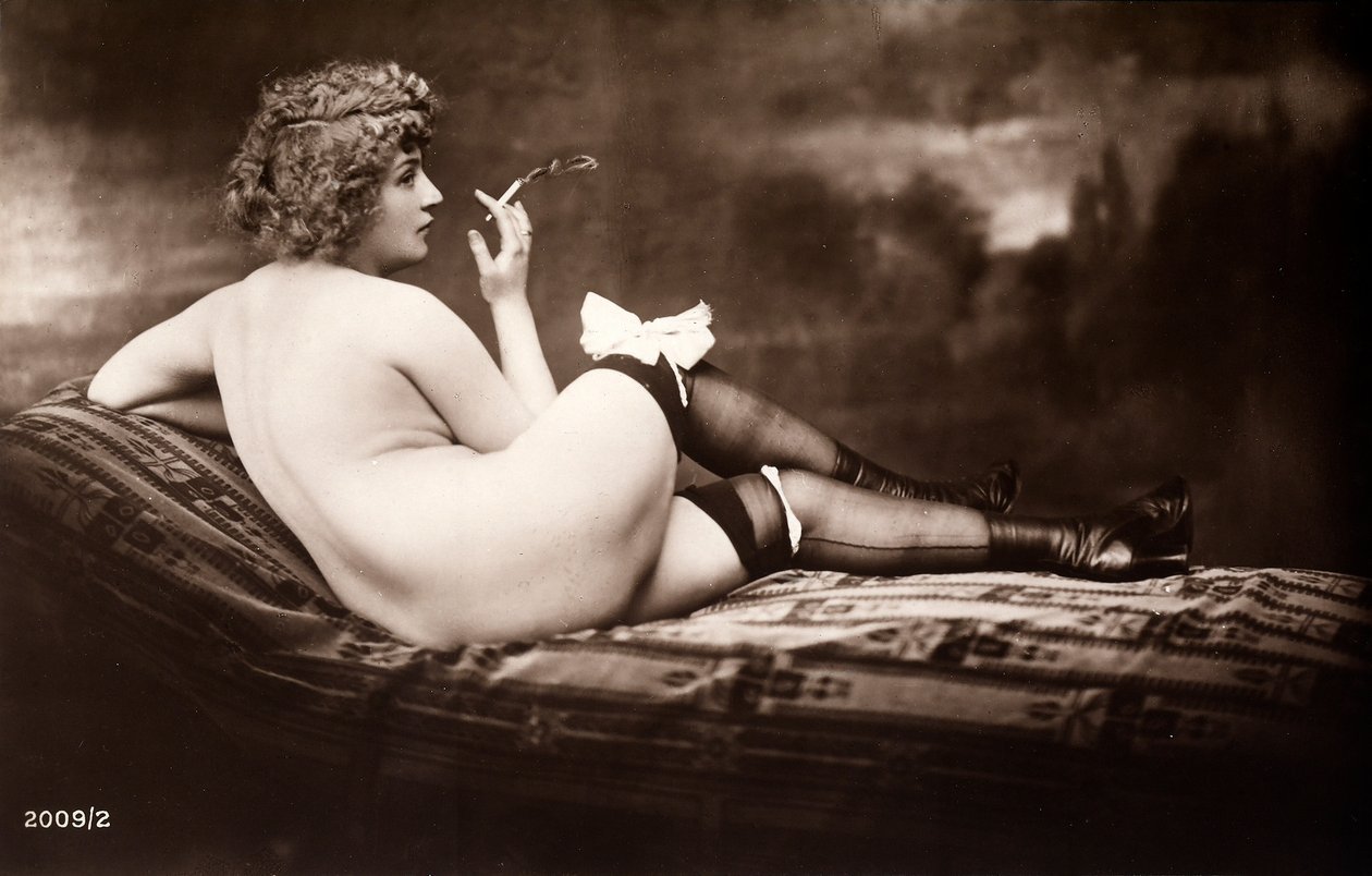 Portret van een jonge vrouw die naakt poseert, met haar rug naar ons toe, terwijl ze een sigaret rookt door Unknown photographer