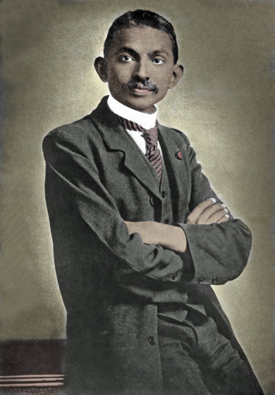 Portret van politiek leider Mohandas Karamchand Gandhi (1869-1948) bekend als de Mahatma, Indiase politieke en spirituele leider door Unknown photographer