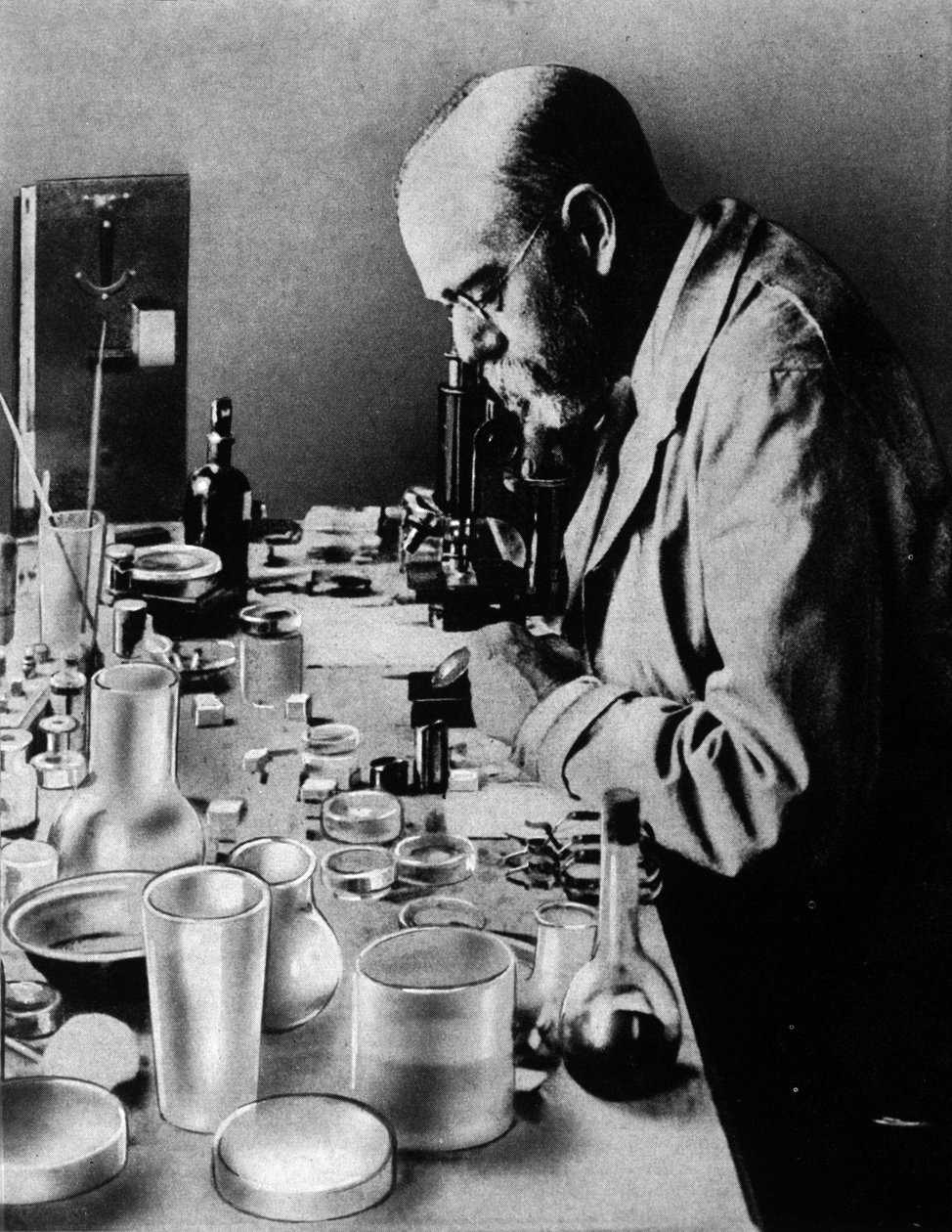 Portret van de Duitse arts Robert Koch (1843-1910) in zijn laboratorium. door Unknown photographer