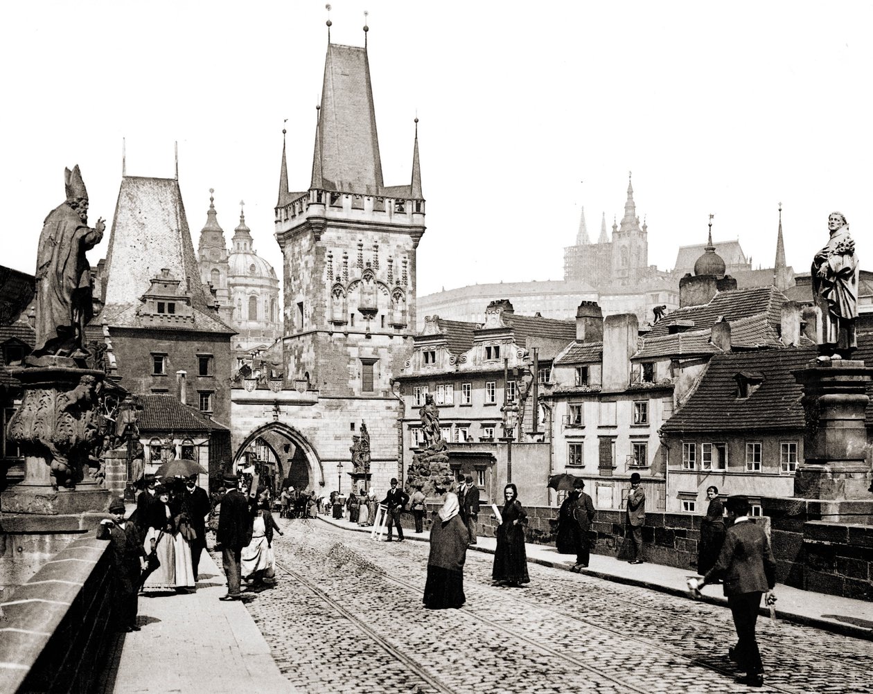 Praag. Karelsbrug en de oude stadstoren. circa 1890 door Unknown photographer