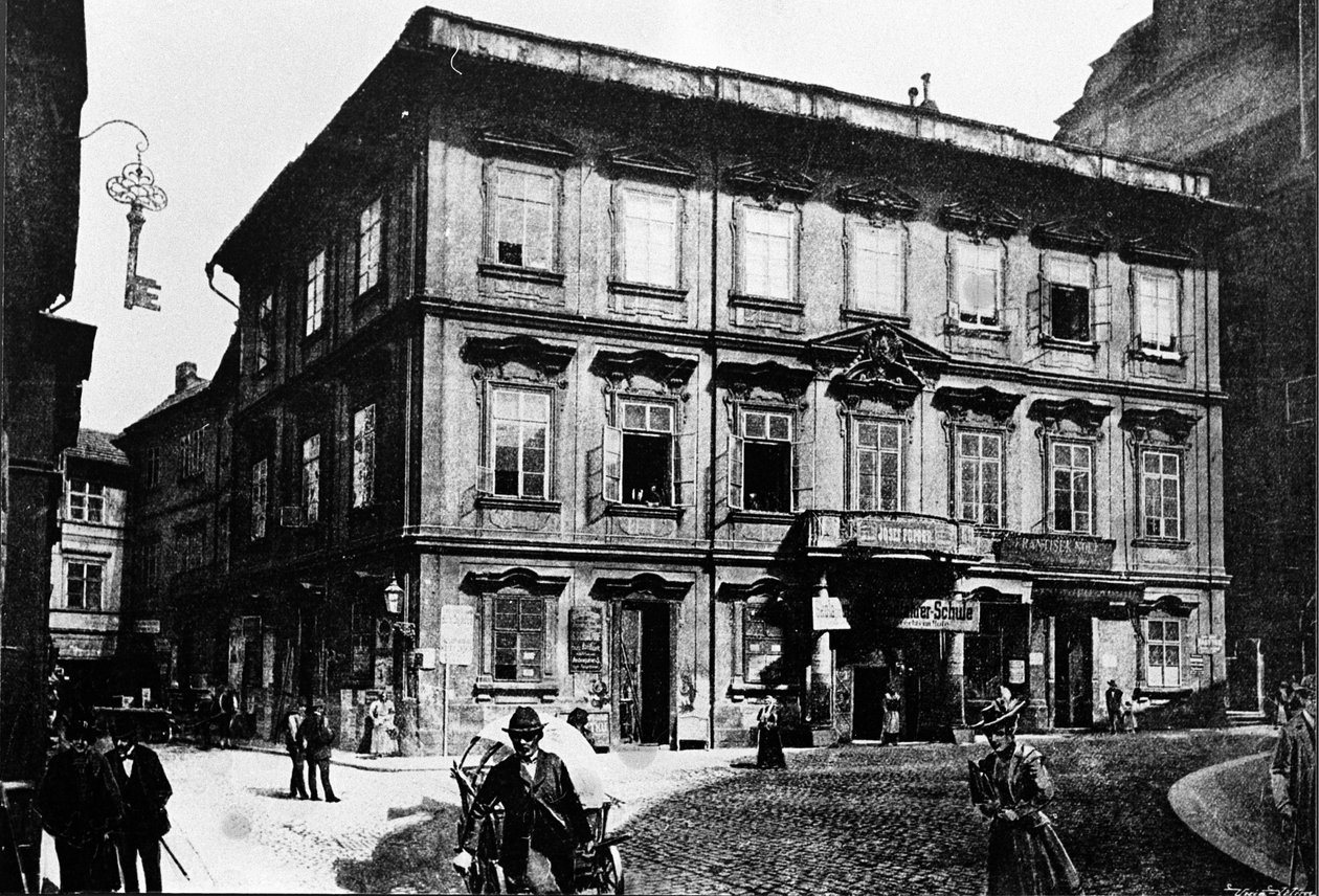 Praag, voor 1897. Het gebouw waar schrijver Franz Kafka werd geboren door Unknown photographer