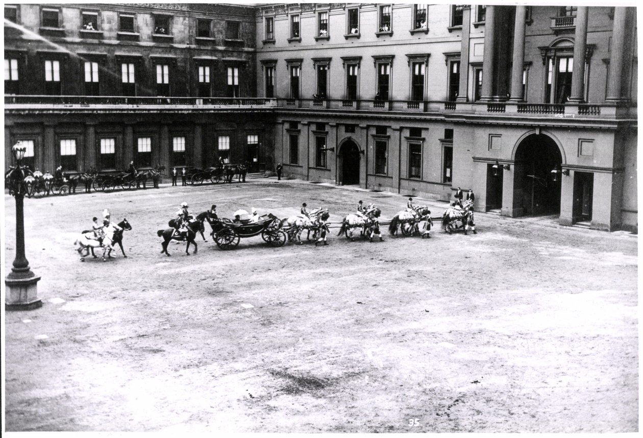 Koningin Victoria verlaat Buckingham Palace, Diamanten Jubileum, 22 juni 1897 (zw/w foto) door Unknown photographer