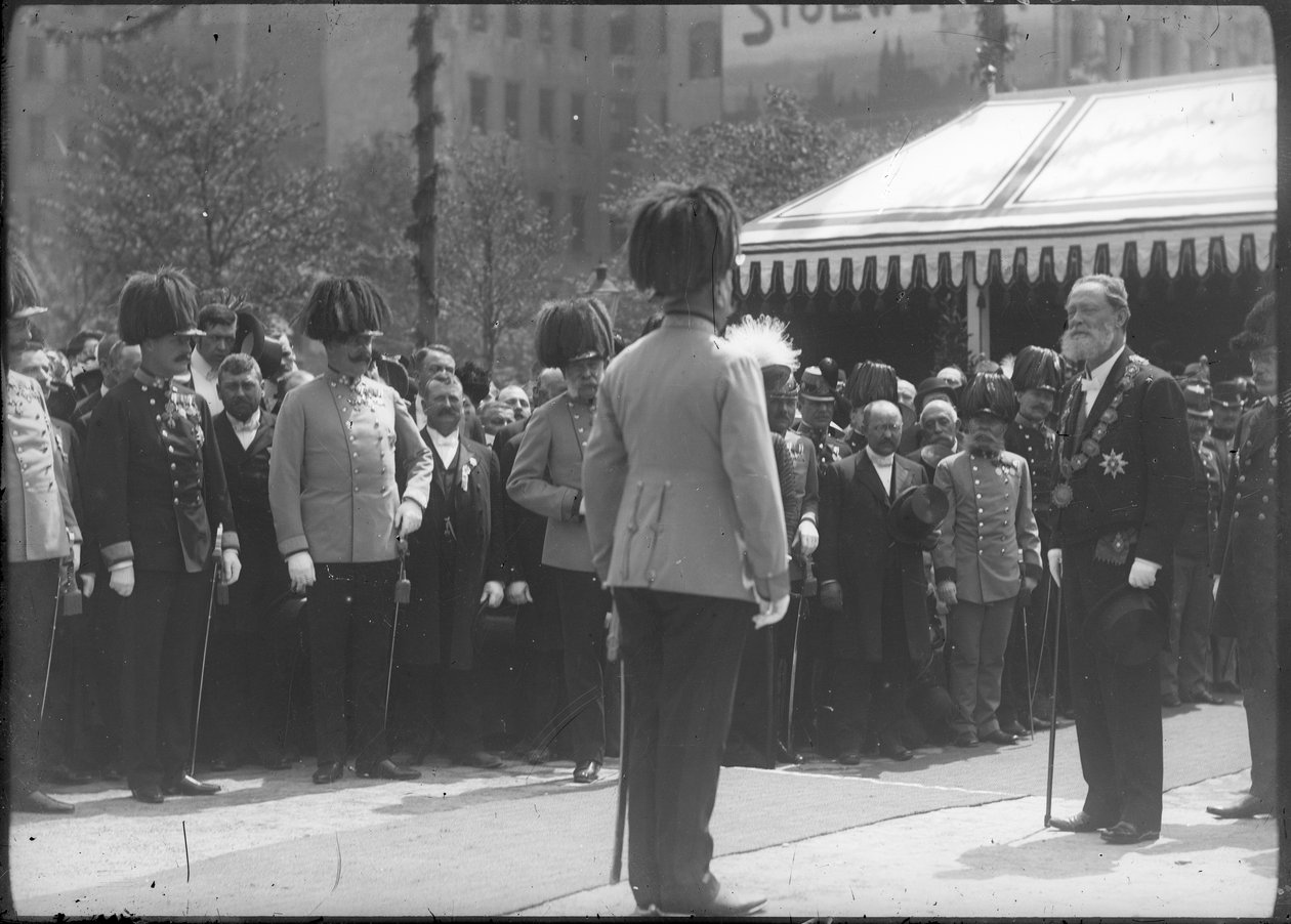 Onthulling van het Hesser-monument op het Weense Westbahnhof door Unknown photographer