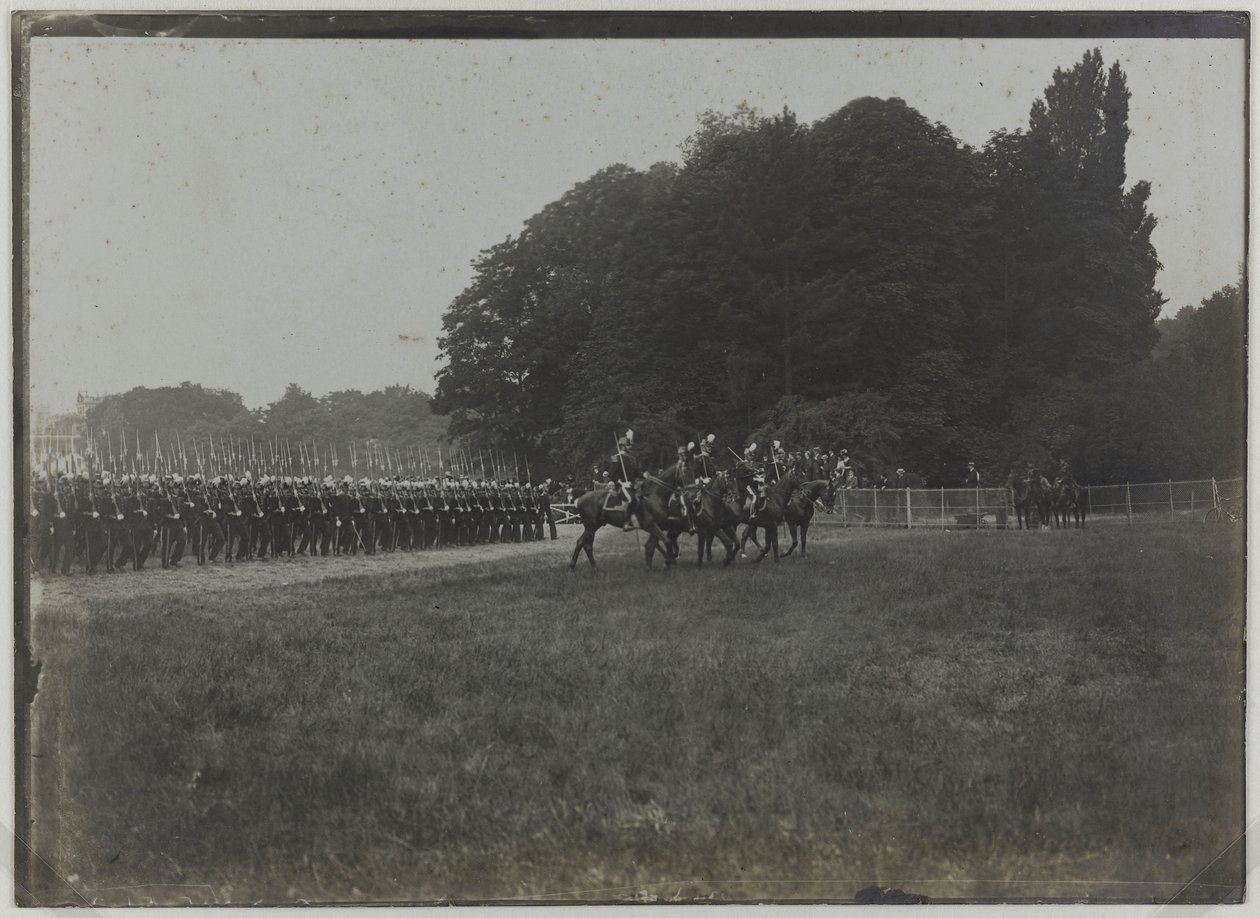 Revue van 14 juli, optocht van de Saint-Cyr school, Parijs, ca.1900 (z/w foto) door Unknown photographer