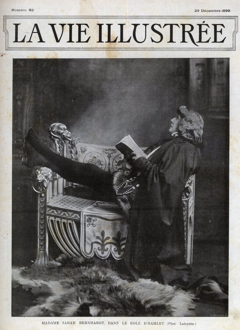 Sarah Bernhardt (1844-1923) in de rol van Hamlet door Shakespeare - omslag van het Illustered Life van 1899 door Unknown photographer