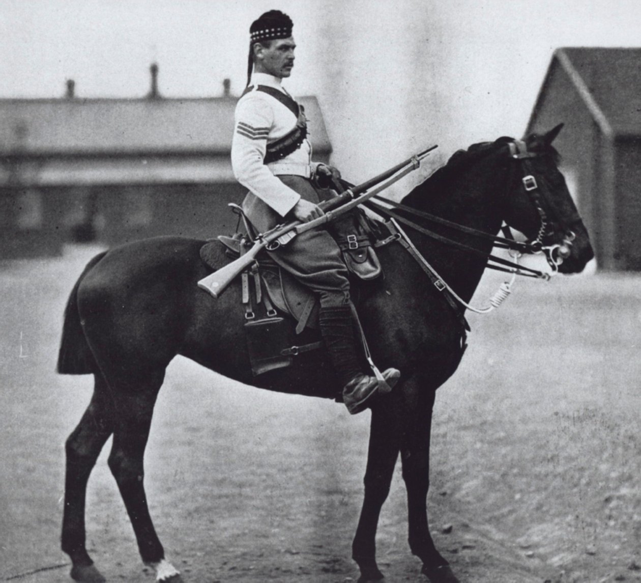 Sergeant van de 92nd Gordon Highlanders, uitgerust als bereden infanterist door Unknown photographer
