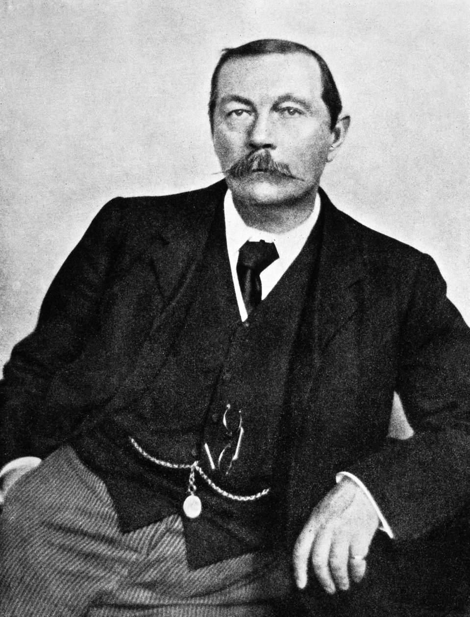 Sir Arthur Conan Doyle (1858-1930) Schotse schrijver hier ca. 1910 (z/w foto) door Unknown photographer