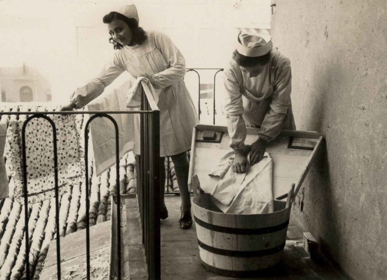 Enkele vrouwen bezig met de praktijk van het wassen op de vrouwelijke school voor beroepsopleiding 