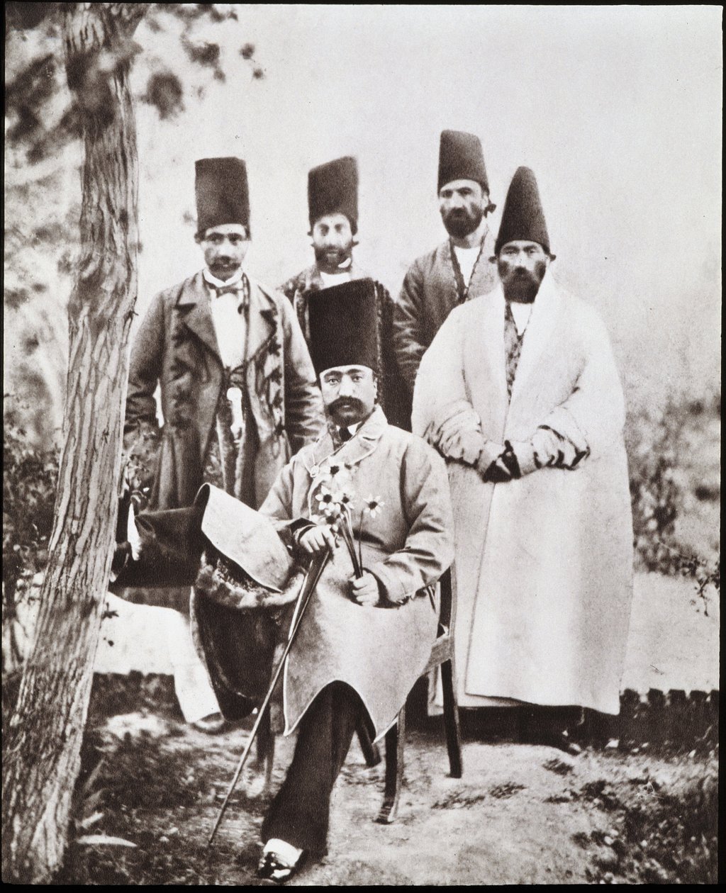 De sjah van Perzië Nasser-ed-Din en zijn kamerheren door Unknown photographer