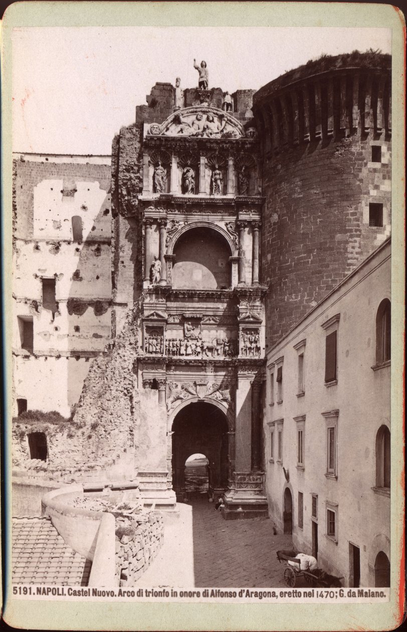 Triomfboog van het Castel Nuovo, Napels, ca 1880 (foto) door Unknown photographer