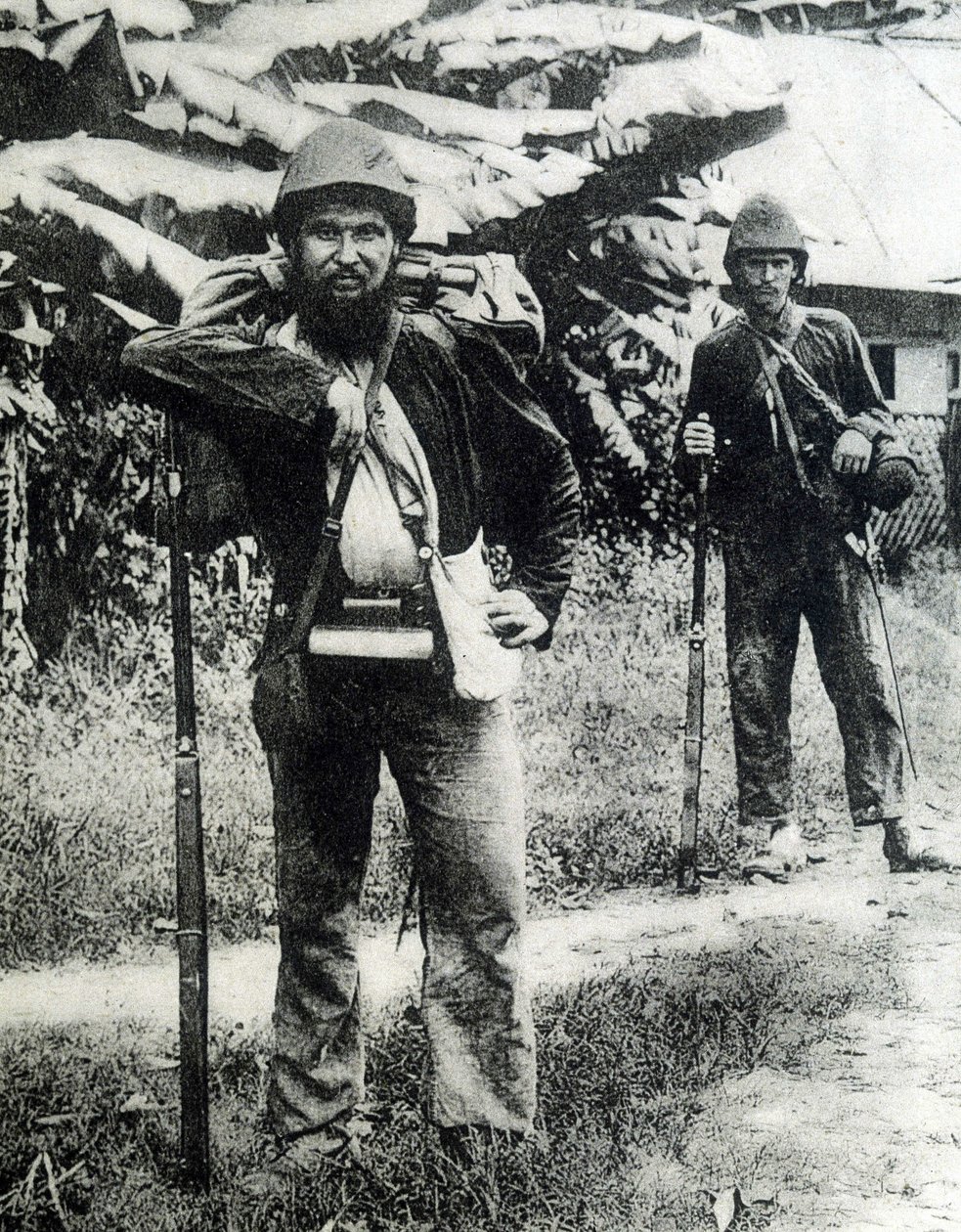 Twee soldaten uit het Tonkin platteland in 1883 door Unknown photographer