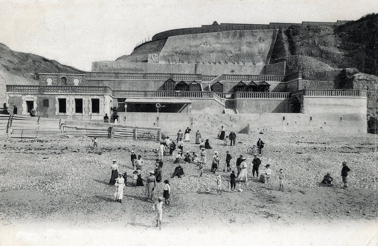 Uitzicht op het strand van Mesnil Val met zijn casino en terrassen, Manche Normandië, ansichtkaart uit het begin van de 20e eeuw door Unknown photographer