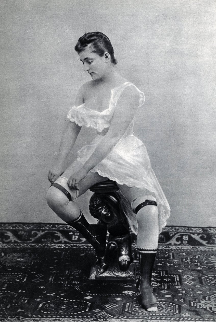 Vrouw in lingerie rond 1885 Anonieme fotografie door Unknown photographer