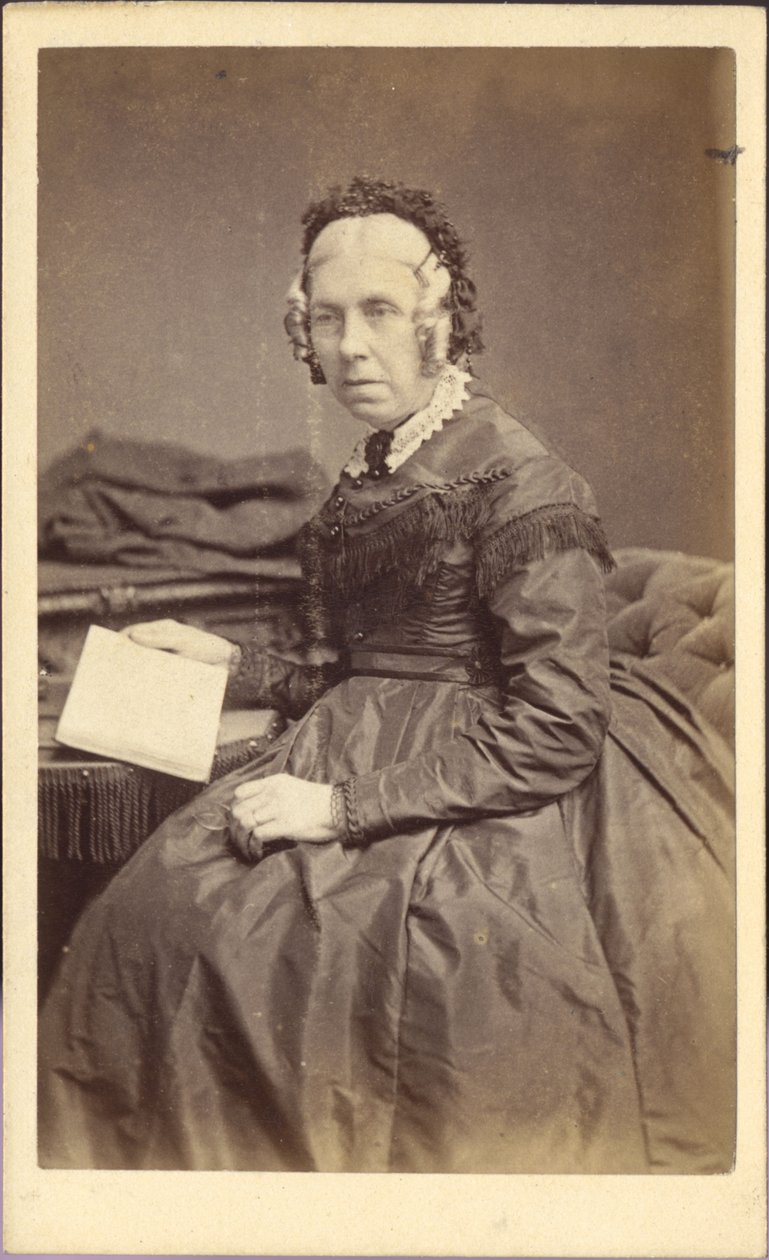 Vrouw met boek, ca 1860 (foto) door Unknown photographer