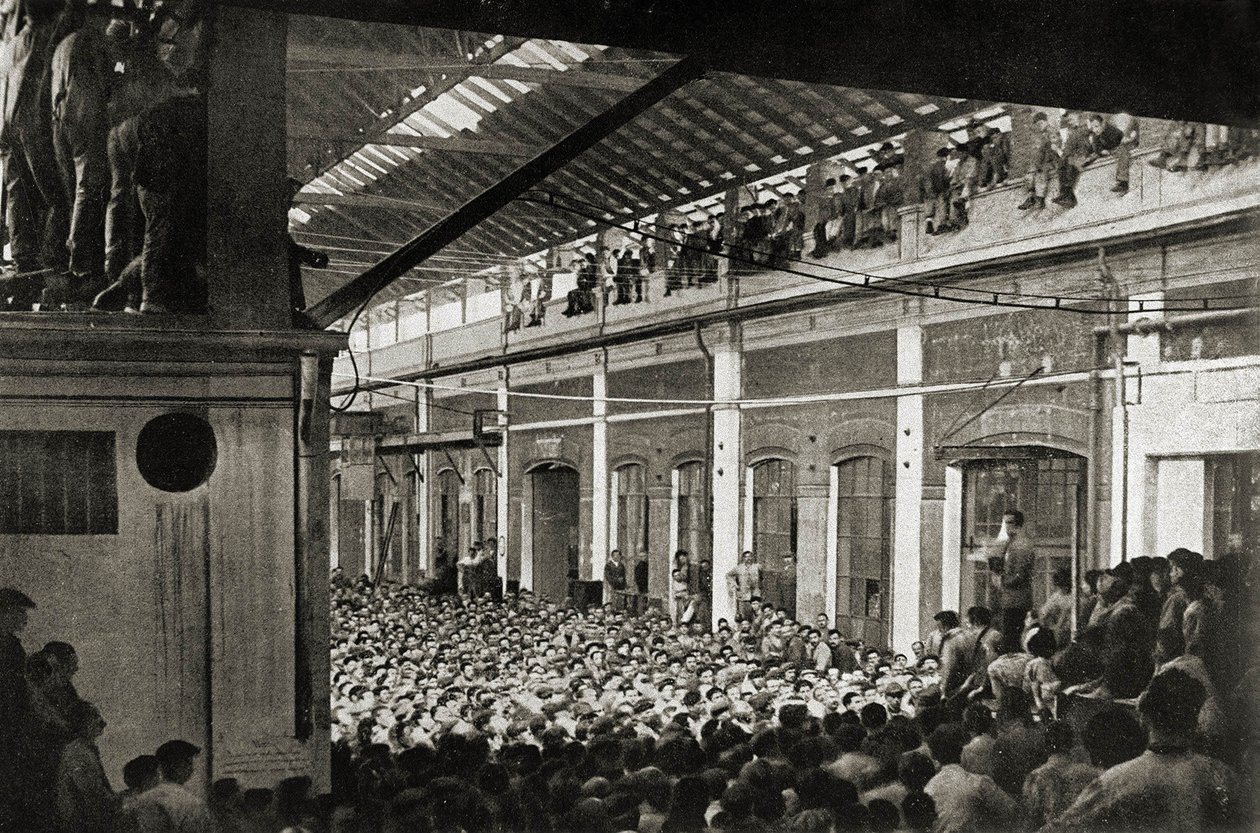Arbeiders bijeen in een fabriek in Turijn tijdens Biennio Rosso in 1920, Geschiedenis van de arbeidersbeweging (z/w foto) door Unknown photographer