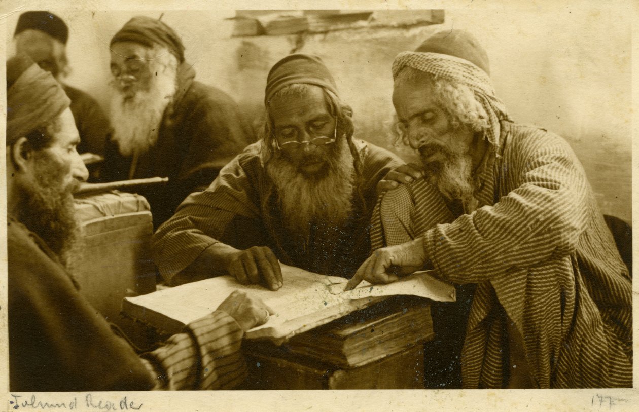 Jemenitische Joodse mannen bestuderen heilige teksten, Jeruzalem, ca. 1900 (z/w foto) door Unknown photographer