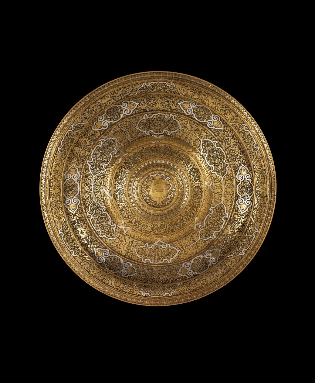Schaal van gegraveerd hoog-tin brons ingelegd met zilver, in het midden een wapenschild, circa 1530-1550 door Venetian School