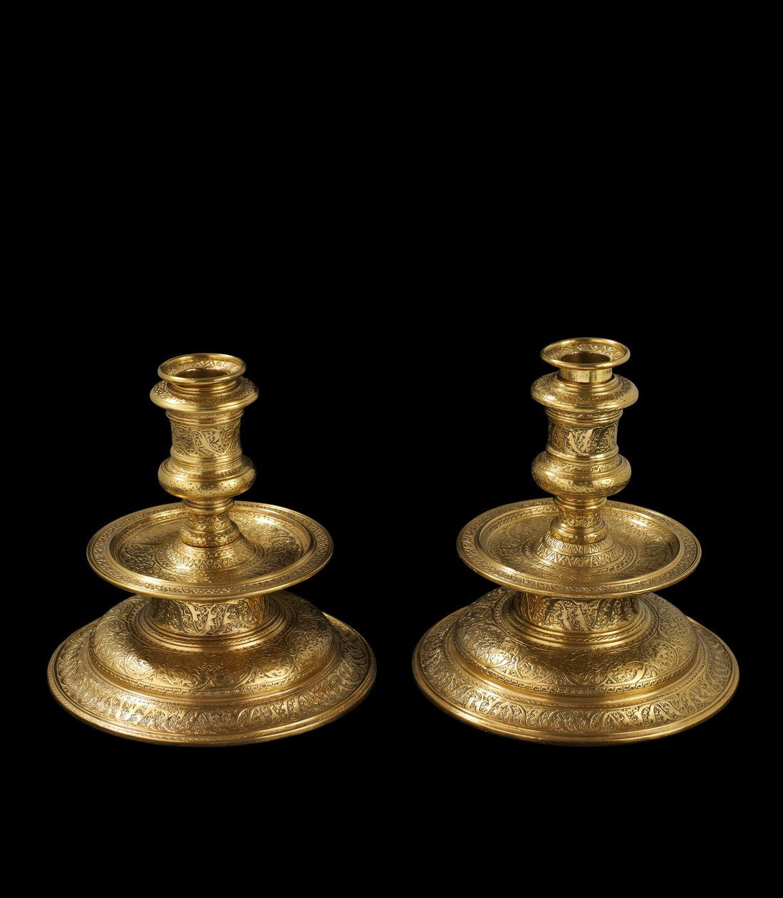 Paar kandelaars van gegraveerd messing, met latere bewerking, vergulding en toevoeging van verwijderbare sokkels en houten bases, 1500-25 door Venetian School