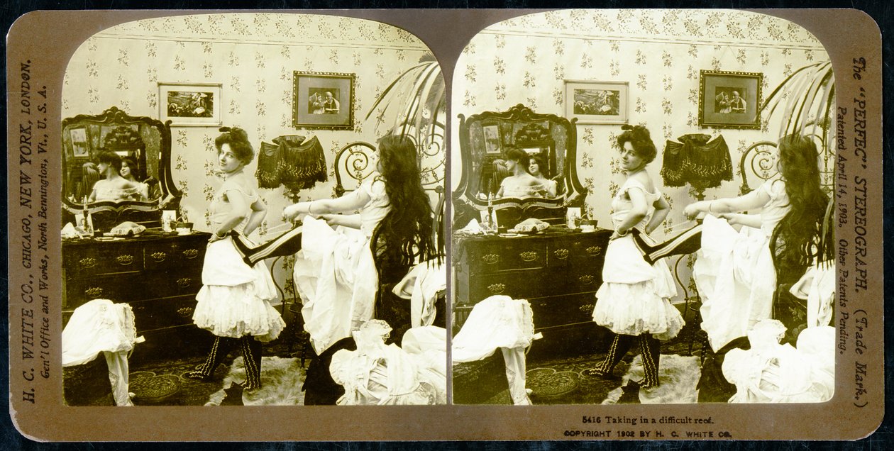 Stereoscopische kaart die een vrouw toont die in een korset wordt geregen, ca. 1900 door Vermont, USA H.C. White Company