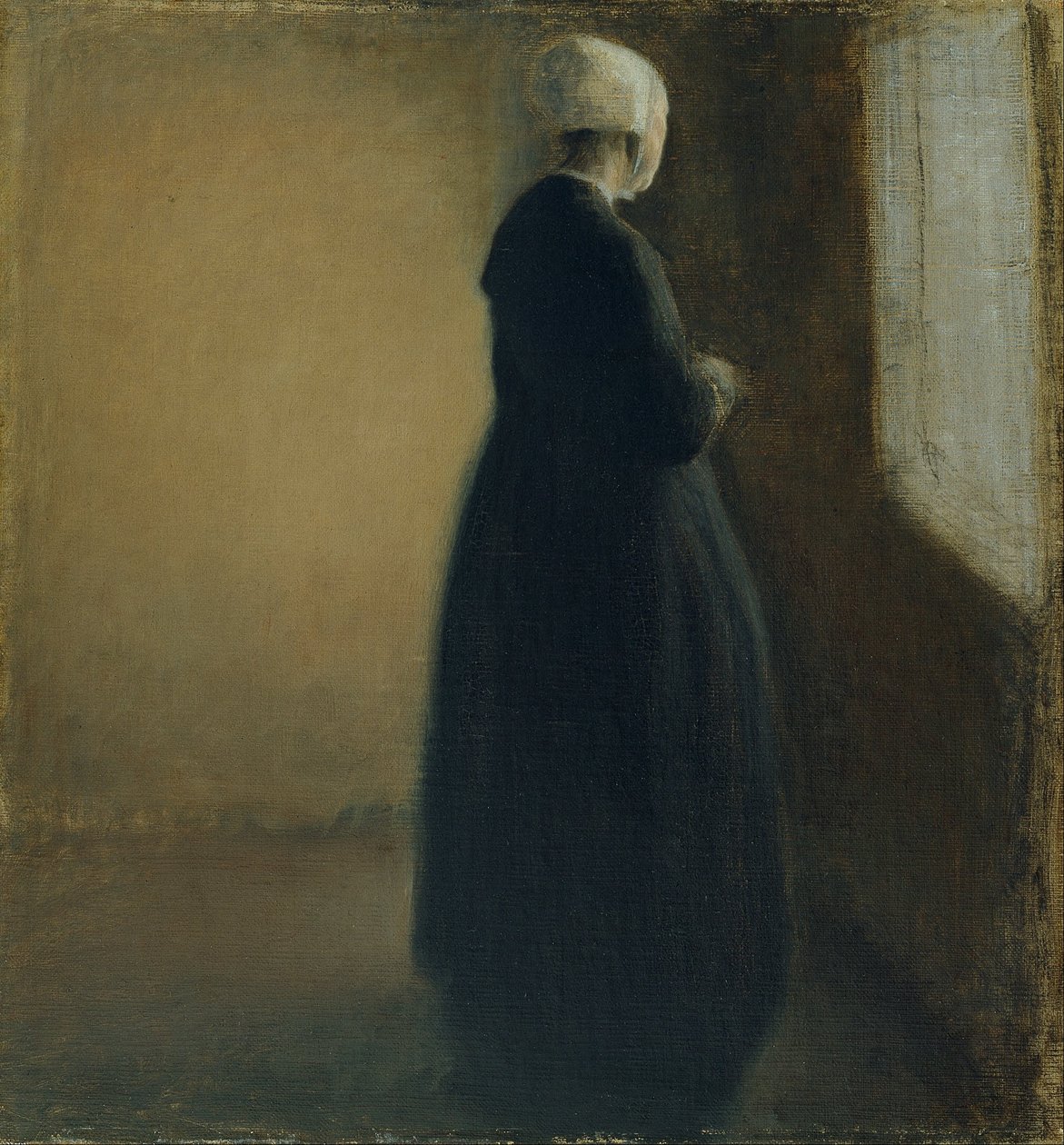 Een oude vrouw die bij een raam staat door Vilhelm Hammershøi