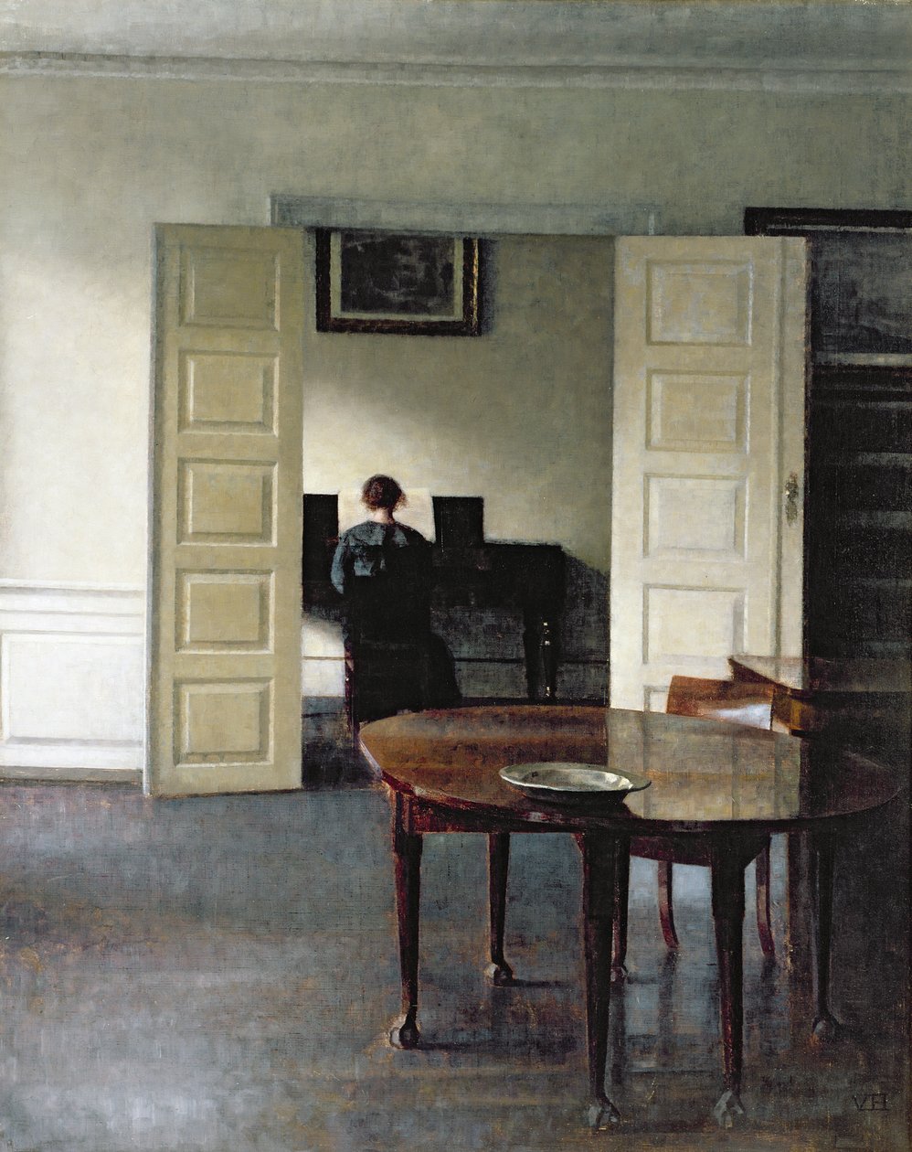 Een interieur met een vrouw die piano speelt, 1910 door Vilhelm Hammershoi