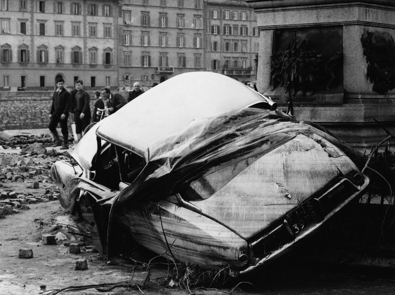 Citroën DS tegen een monument tijdens de overstroming van Florence, november 1966 (z/w foto) door Vincenzo Balocchi
