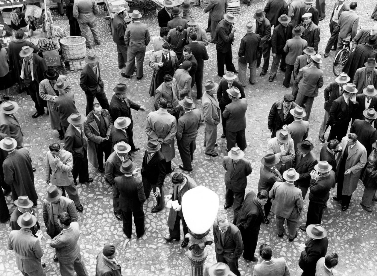 Groepen mannen in gesprek, Italië, ca. 1960 (gelatinezilverdruk) door Vincenzo Balocchi