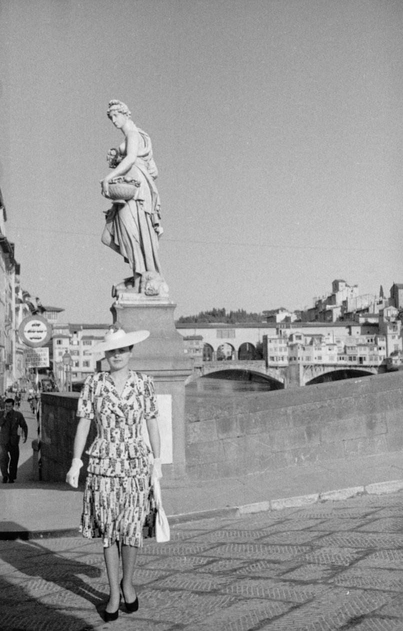 Model poseert op de Santa Trinita brug in Florence tijdens een fotosessie, 2-3 juni 1941 (z/w foto) door Vincenzo Balocchi