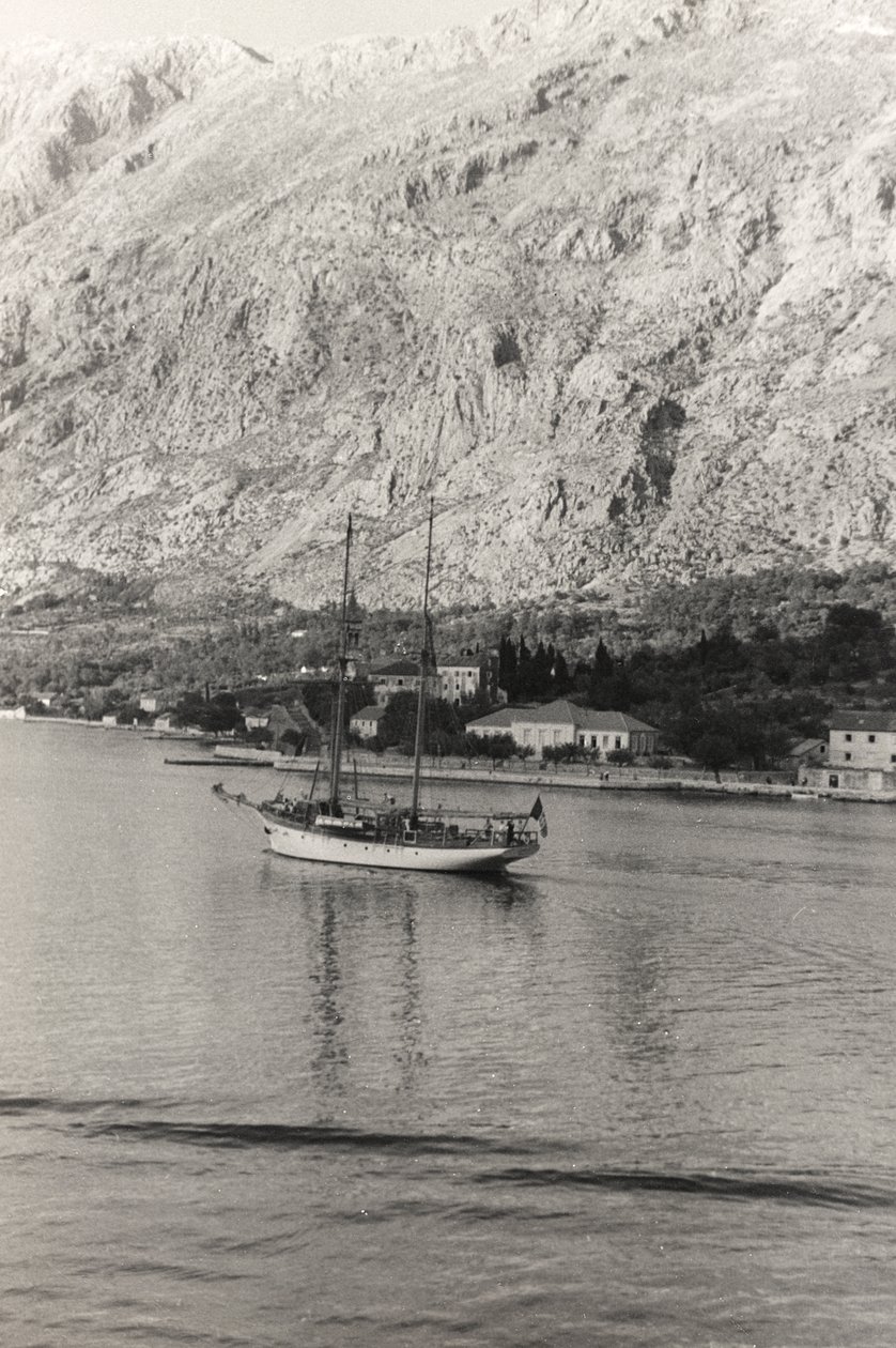 De zeilboot van de hertog van Aosta, voor de kust van Kotor, Kroatië, uit het album 
