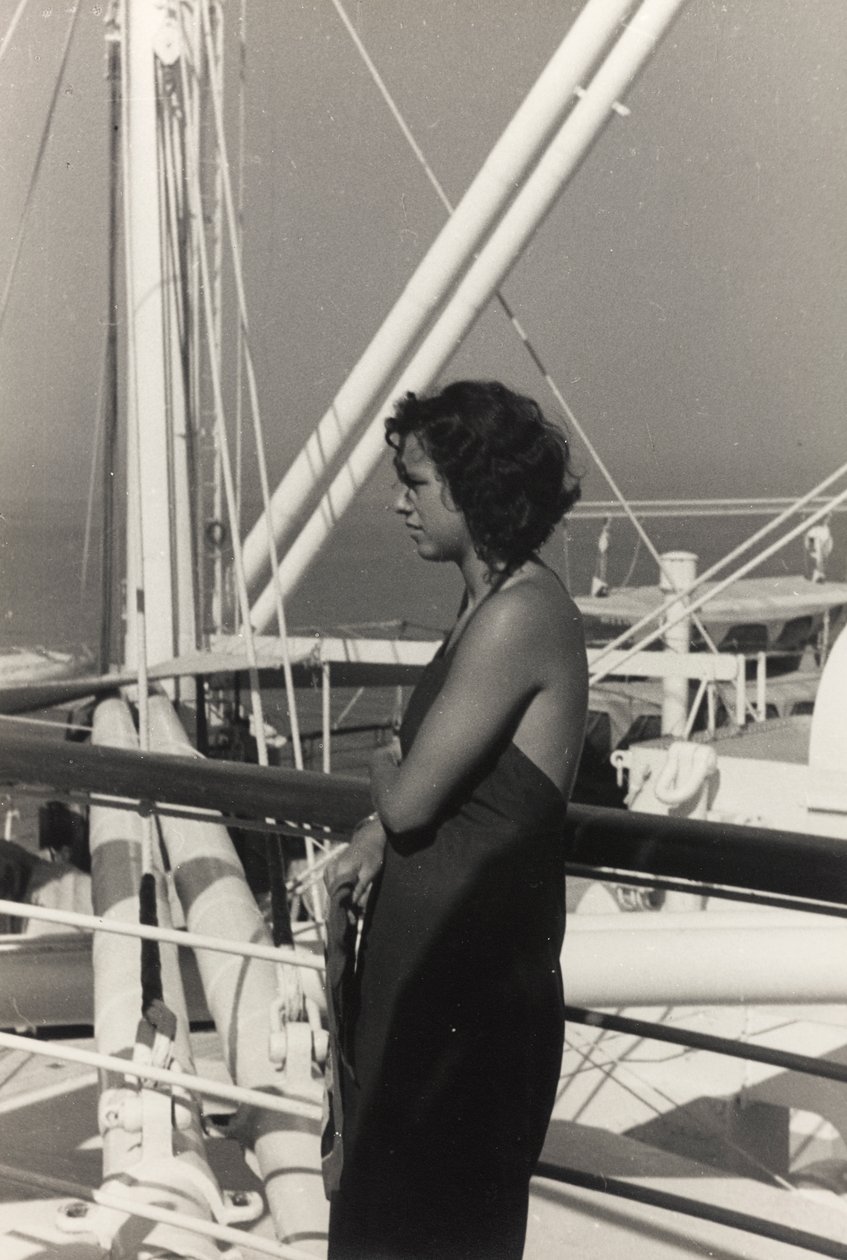 Vrouw aan boord van het cruiseschip 