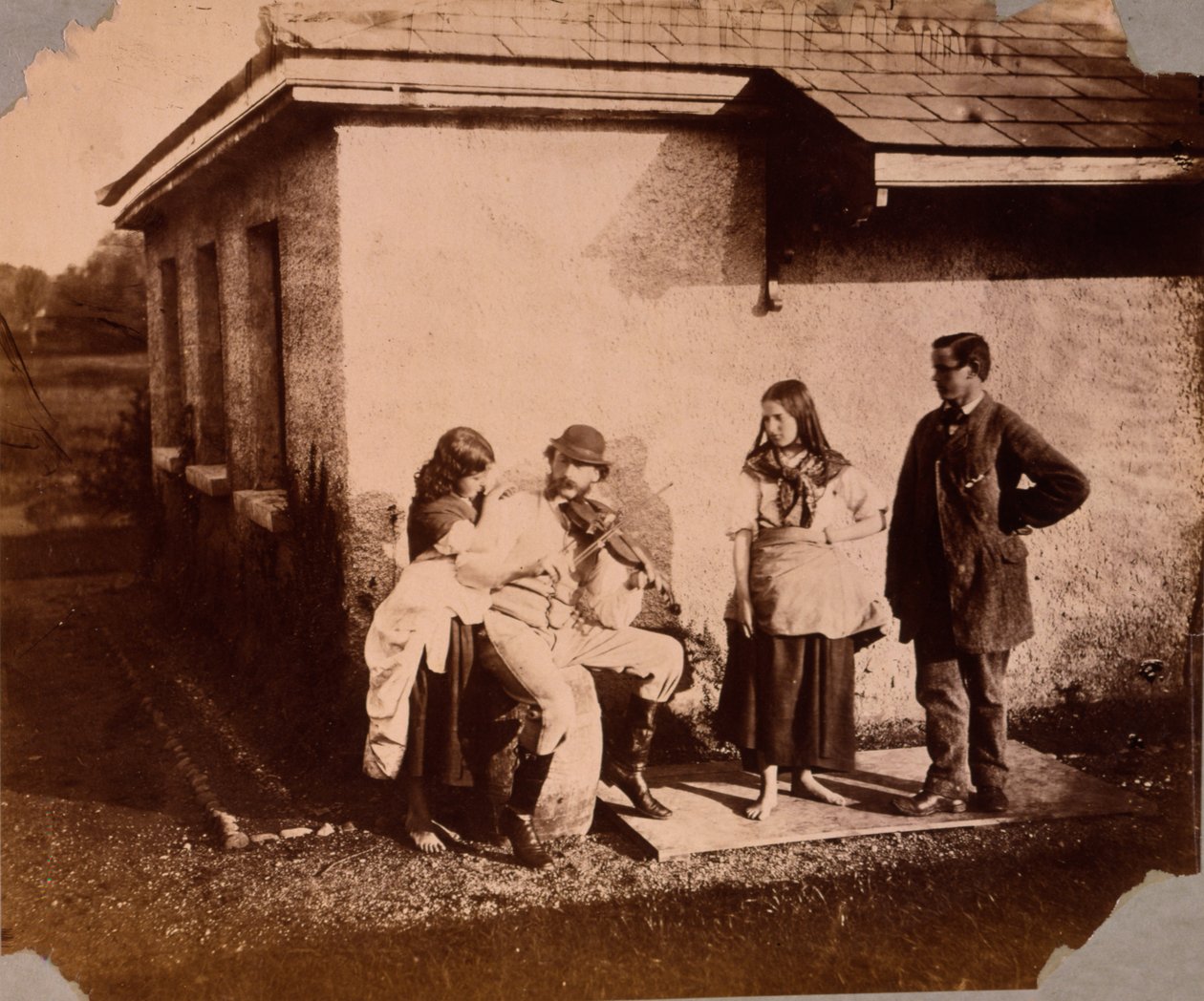Kinderen luisteren naar een man die viool speelt, ca. 1859-61 door Viscountess Hawarden
