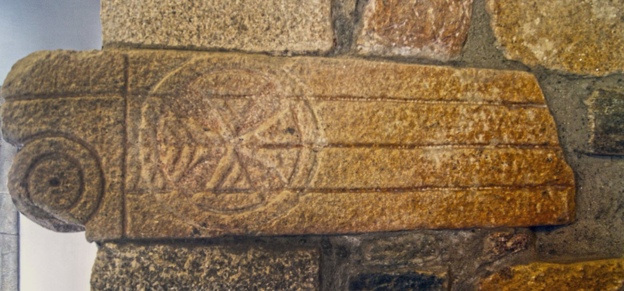 Visigotische gravures in de Kapel van São Pedro de Balsemão, Sé, Lamego, Portugal ca. 599 (graniet) door Visigothic