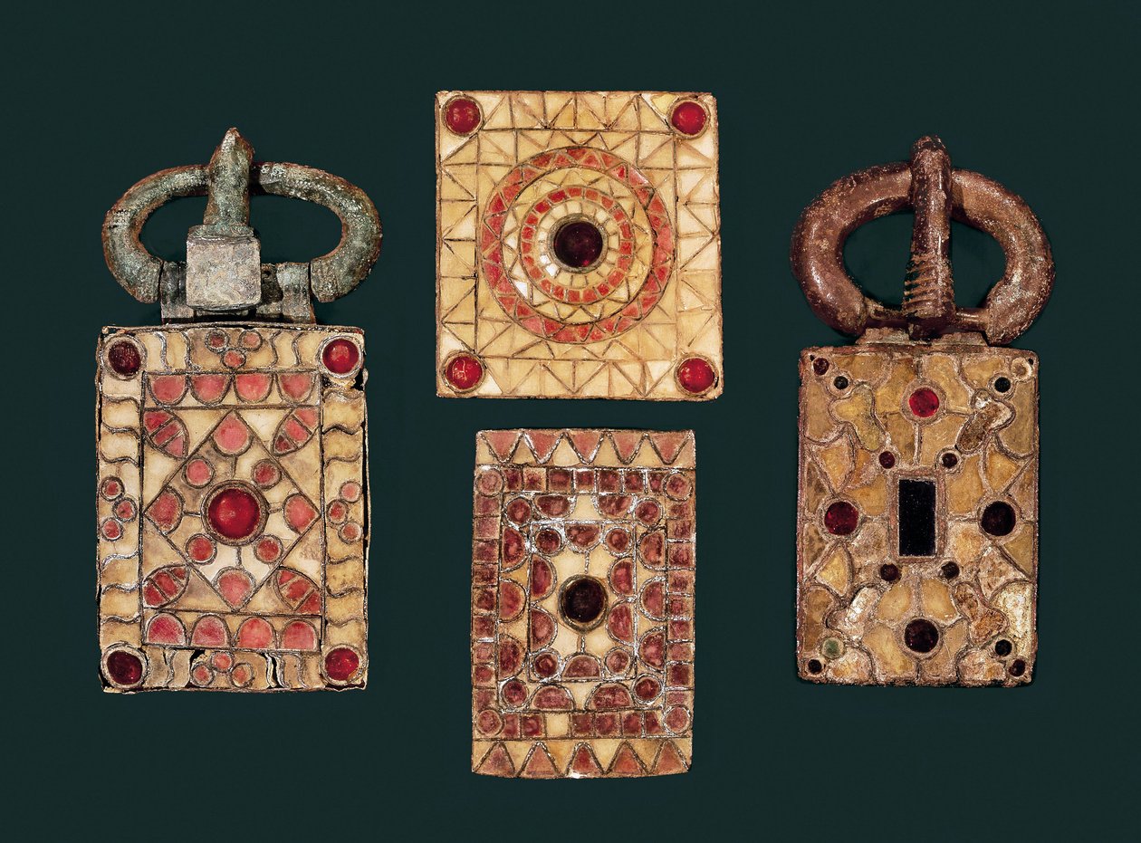 Metalen oorbellen versierd met goud en granaat, 7e eeuw door Visigothic
