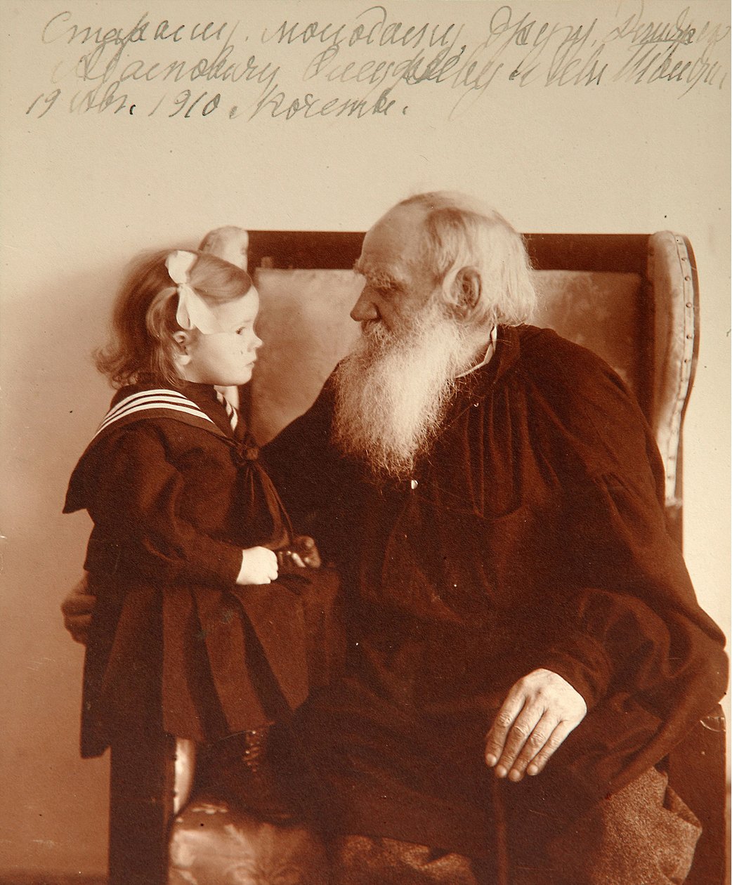 De auteur Leon Tolstoy met zijn kleindochter Tatiana in Yasnaya Polyana, 1910 door Vladimir Grigorievich Chertkov