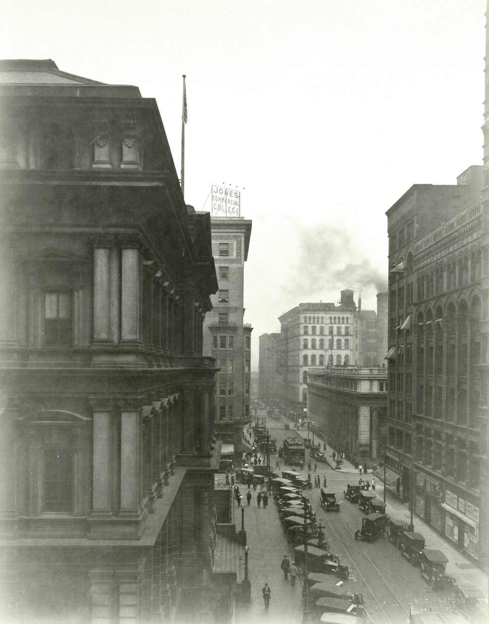 Uitzicht naar het noorden op Eighth Street richting Locust Street door W.C. Persons