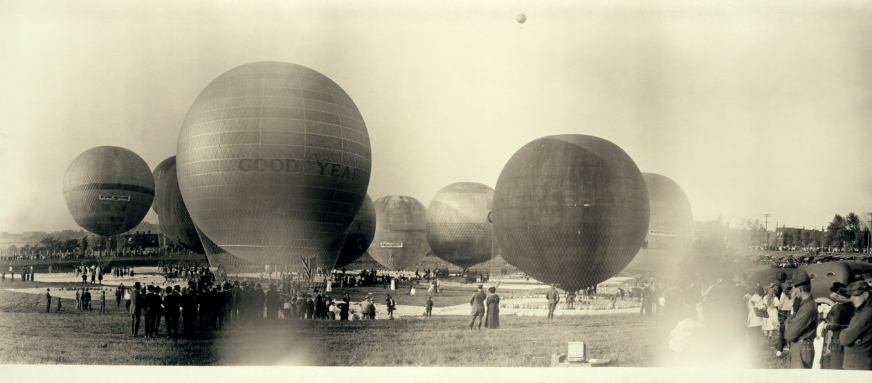 Heteluchtballonnen op een veld in Zuid-St. Louis klaar voor lancering; één is al in de lucht in de verte door W.C. Persons