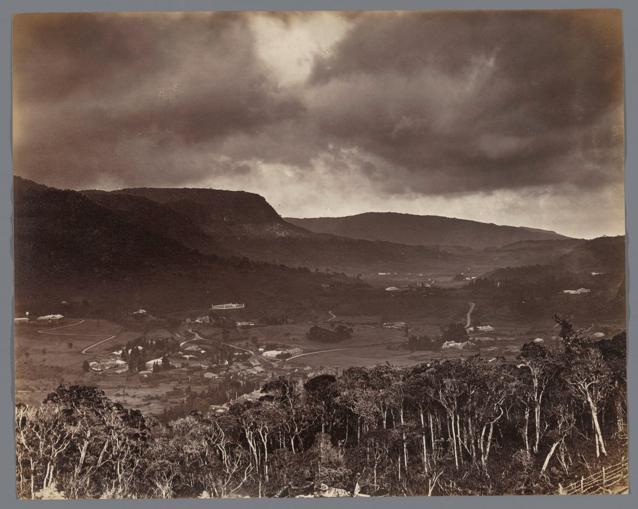 Gezicht op Nuwara Eliya gezien vanaf Oliphant Estate, Ceylon door W.L.H. Skeen and Co.