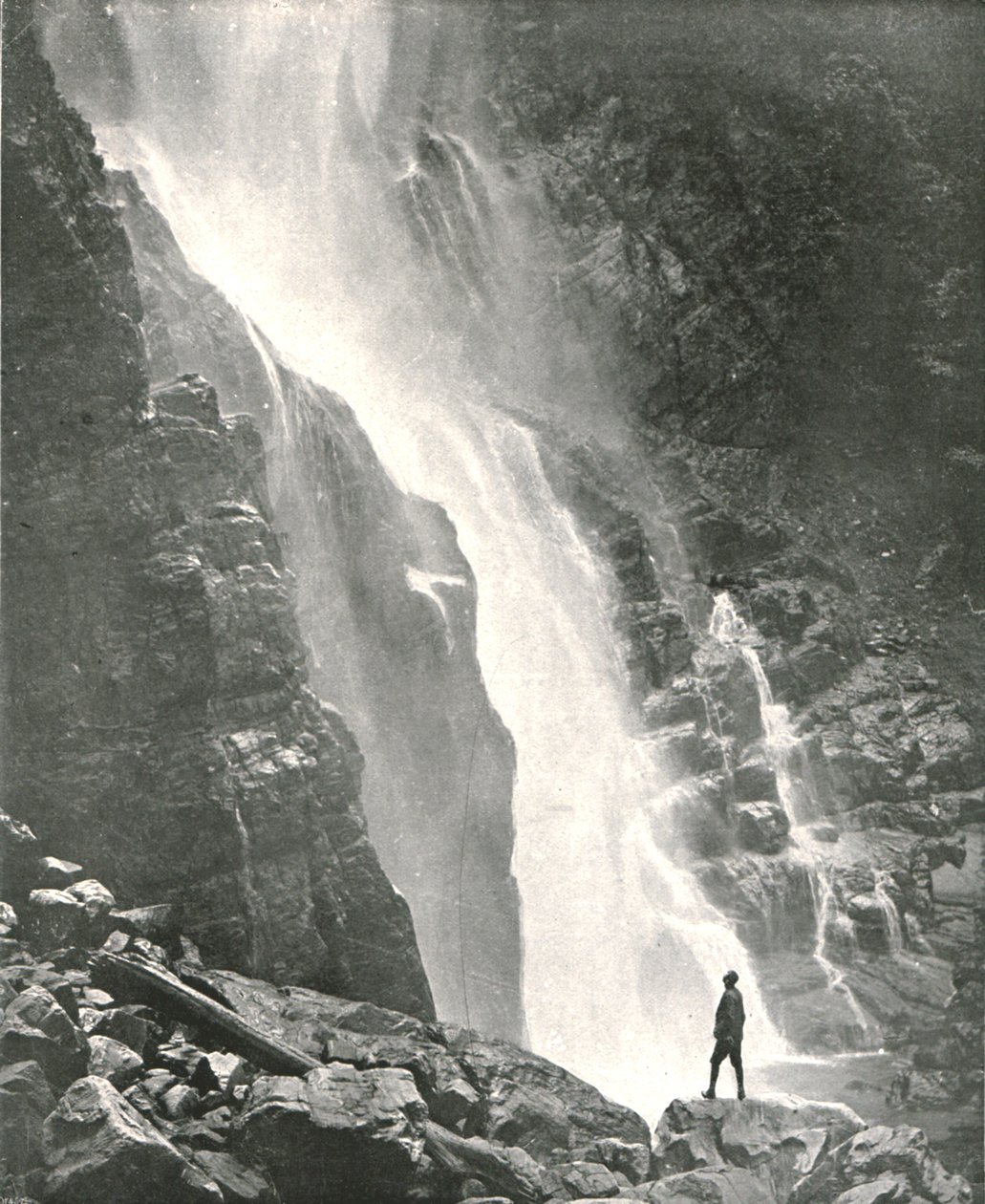 Een waterval in het heuvelgebied, Dehra Dun, India door W and S Ltd