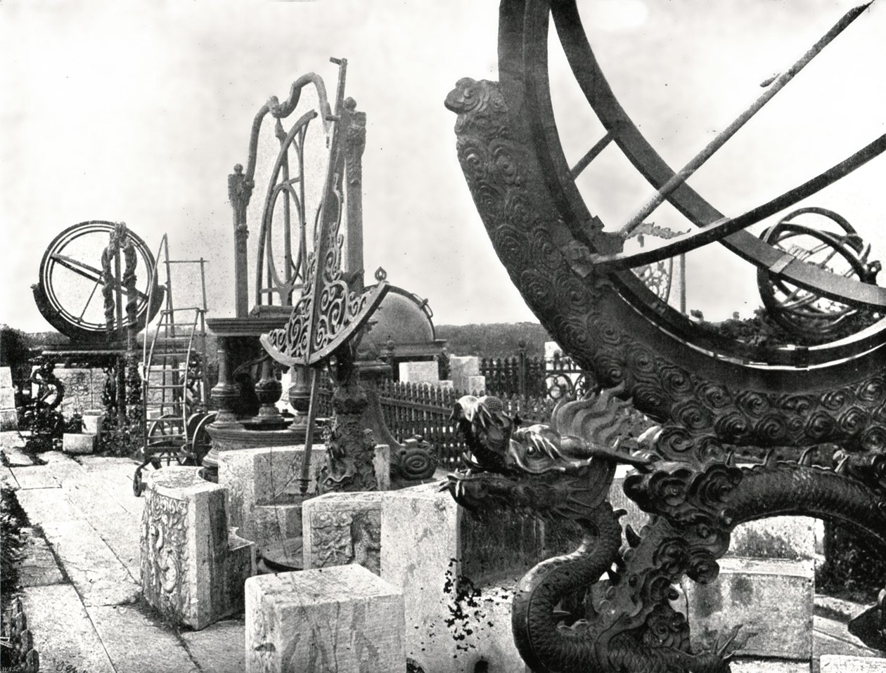 Enkele instrumenten bovenop het observatorium, Peking, China, 1895 door W and S Ltd