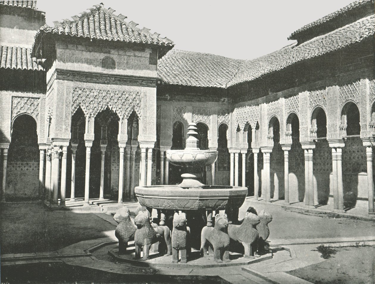 Het Hof van de Leeuwen, Alhambra, Granada, Spanje, 1895 door W and S Ltd