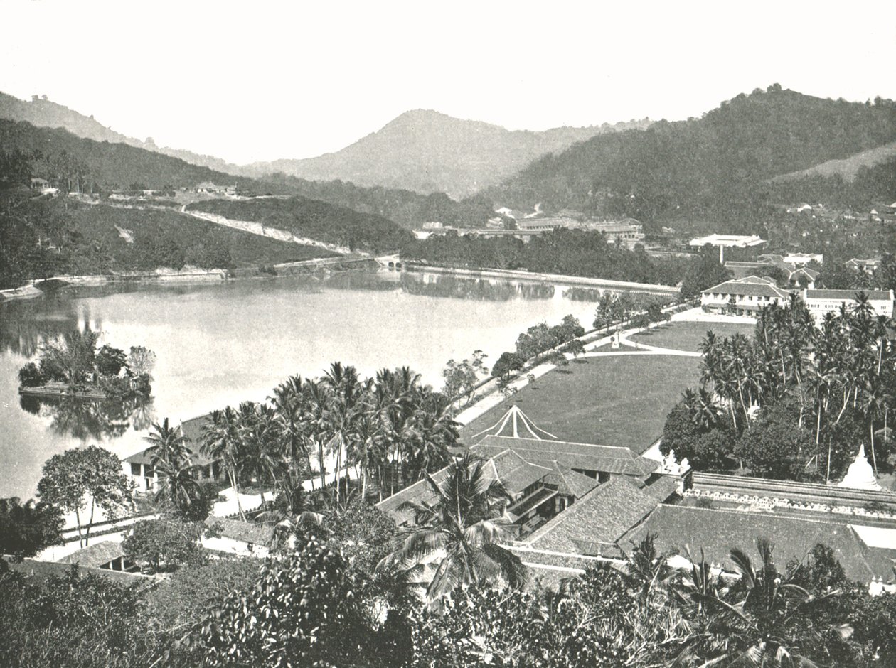 Uitzicht vanaf Lady Hortons Walk, Kandy, Ceylon, 1895 door W and S Ltd