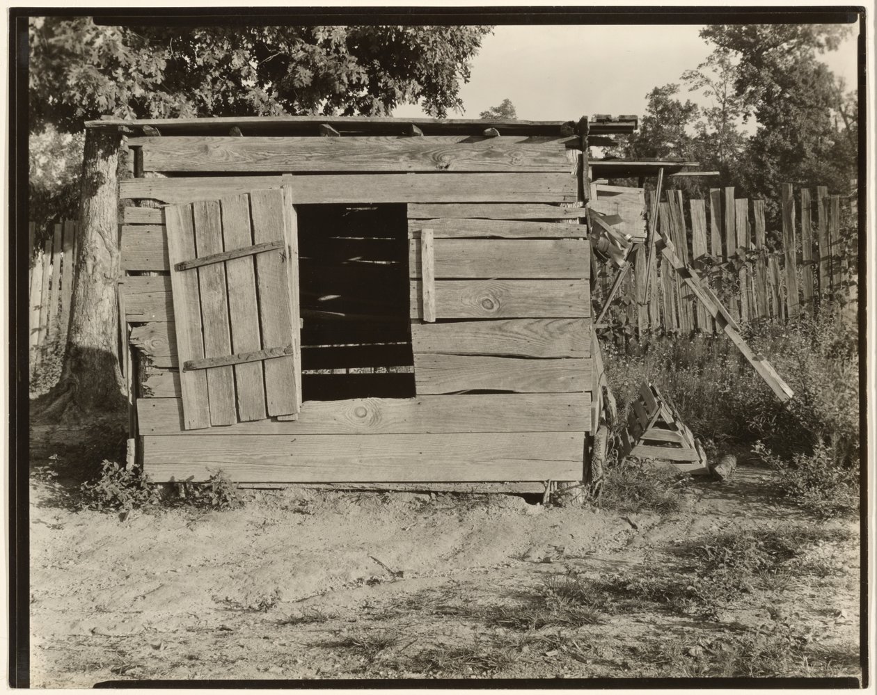 Kippenhok op de boerderij van Floyd Burroughs, Hale County, Alabama door Walker Evans