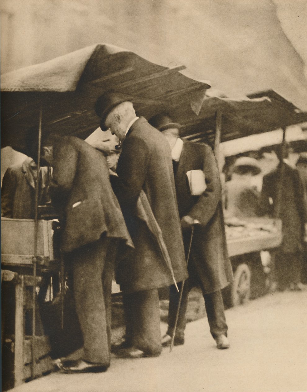 Bij een van de Boekenkramen van de Farringdon Road Markt, ca. 1935 door Walter Benington