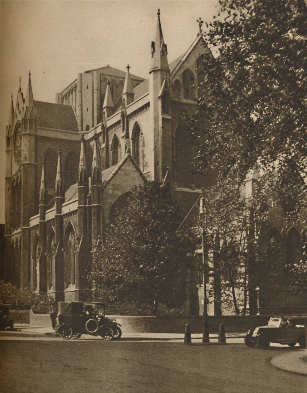 Bloomsbury Kathedraal: De Katholiek Apostolische Kerk in Gordon Square, ca. 1935 door Walter Benington