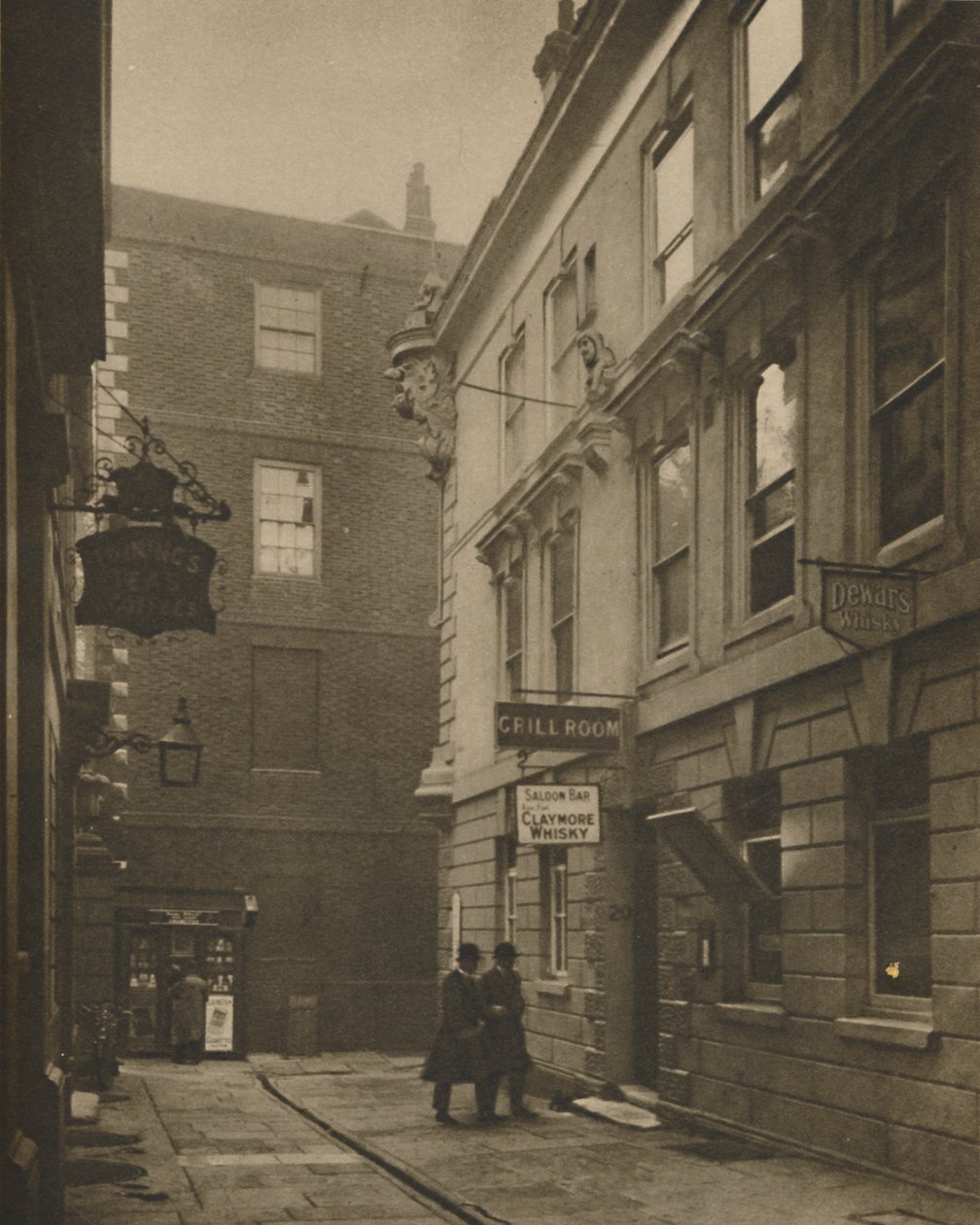 In Devereux Court, vol achttiende-eeuwse associaties, ca. 1935 door Walter Benington
