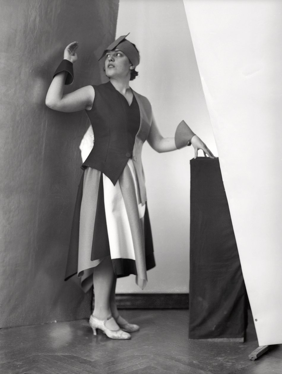 Portret van Anita Pezzoni in een jurk ontworpen door de schilder Marcello Clarion (z/w foto) door Wanda Wulz
